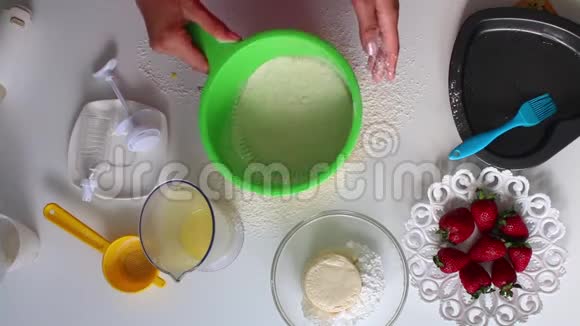 一个女人把面粉筛成面团桌子旁边是馅饼的原料视频的预览图