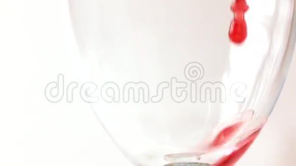 在白色背景下将红酒倒入酒杯极端特写酿酒红色和风味概念视频的预览图