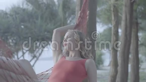海滩吊床上的女人视频的预览图