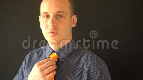 年轻的商人把橙色的领带系直在家照镜子视频的预览图