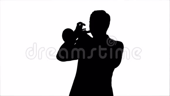 年轻音乐家吹喇叭视频的预览图