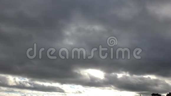 时光流逝美丽的云彩飘过天空视频的预览图