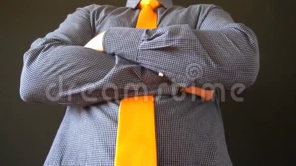 年轻的商人把橙色的领带系直在家照镜子视频的预览图