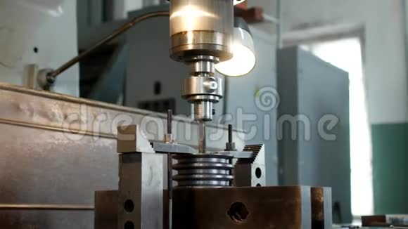 用钻床在金属工件滑轮上钻孔特写工业制造滑轮视频的预览图