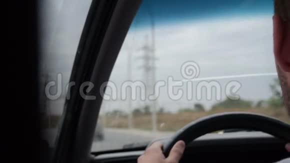 在后视角开汽车的人视频的预览图