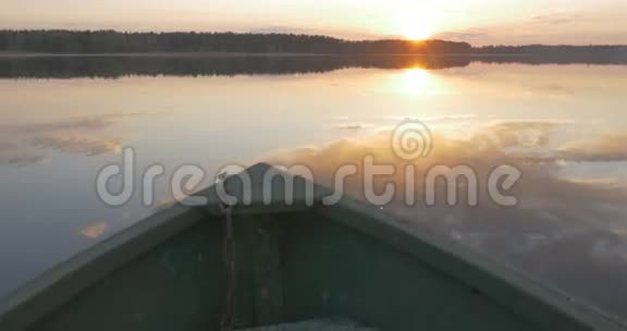 日落时船浮在湖面上视频的预览图