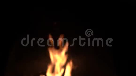温暖舒适的燃烧火砖壁炉靠近视频的预览图