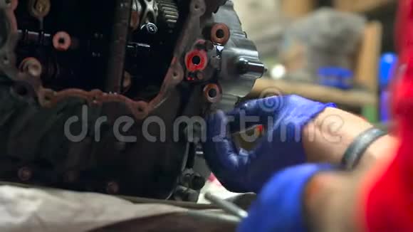 机械拆卸摩托车发动机取出视频的预览图