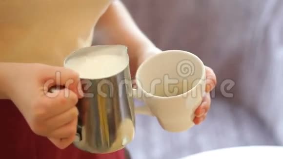 倒入流奶咖啡师在杯中准备拿铁视频的预览图