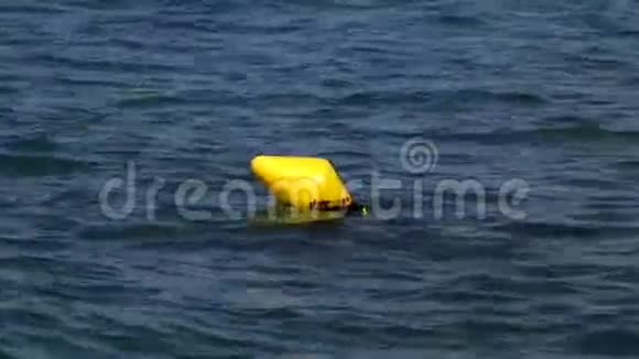 黄色浮标漂浮在海里视频的预览图