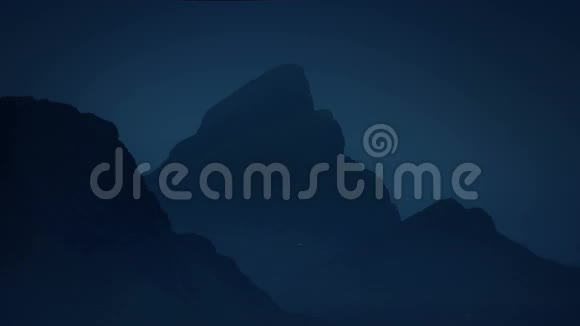 夜晚的薄雾山鸟儿在盘旋视频的预览图