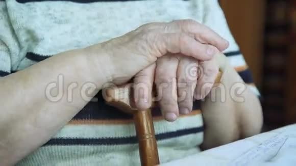 旧的手和棍子老奶奶的手视频的预览图