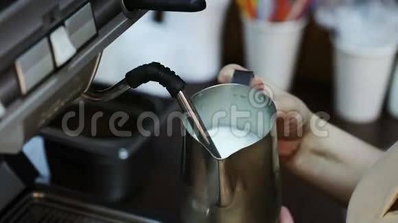 倒入流奶咖啡师用蒸汽准备拿铁咖啡机视频的预览图