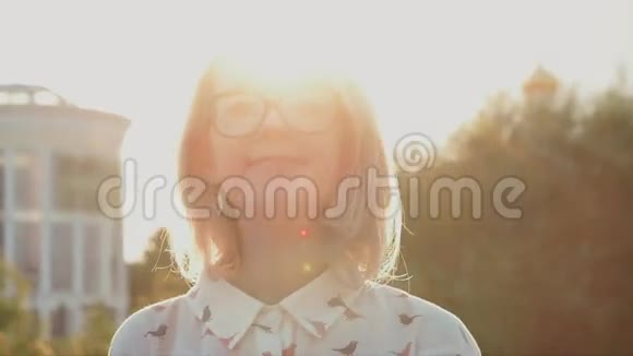城市公园里一个年轻迷人的女人的画像背景是阳光视频的预览图