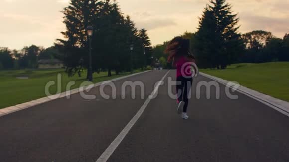 女人在慢动作在公园路上跑步的女人运动女子慢跑视频的预览图