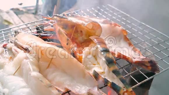 烤巨河大虾视频的预览图