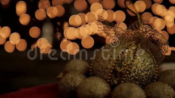 金色圣诞球装饰辉光博克灯背景视频的预览图