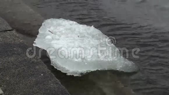 浮冰漂浮在水中视频的预览图