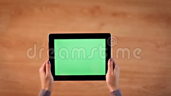 上图中女性双手在平板电脑水平位置滚动图像视频的预览图