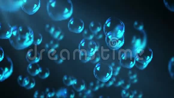 泡泡飘到蓝色的水面视频的预览图