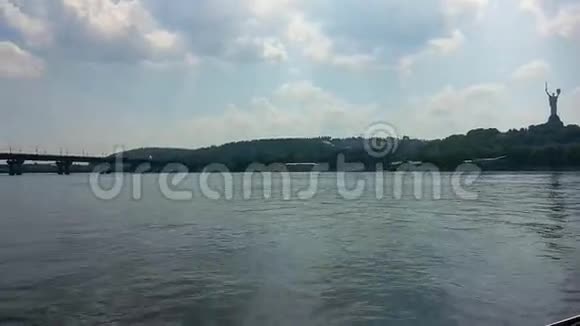 在风景如画的河岸德尼普罗基辅河畔的河流之旅视频的预览图