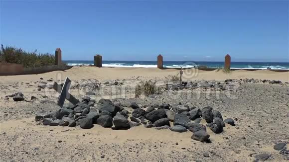 在沙滩上的墓地和十字架视频的预览图