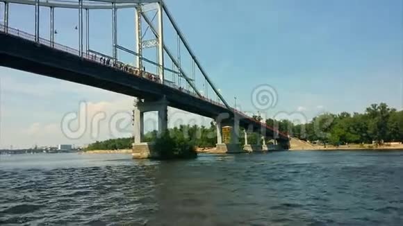 在风景如画的河岸德尼普罗基辅河畔的河流之旅视频的预览图