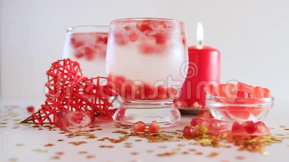 纸屑掉下来慢动作两杯酒装糖果红烛特写浪漫的静物视频的预览图