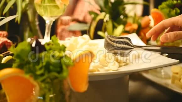 豪华酒店提供自助食品吃奶酪视频的预览图