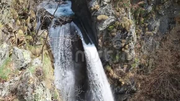 意大利贝加莫瓦尔邦迪恩塞里奥河上的瀑布视频的预览图