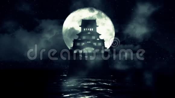 满月之夜日本传统的海上城堡视频的预览图