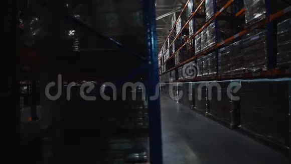 摄像机起重机放在仓库里的纸板箱的货架上视频的预览图
