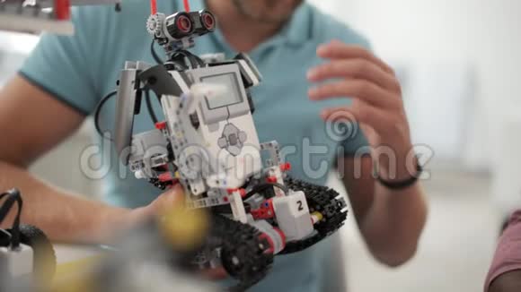 男性手中的机器人视频的预览图
