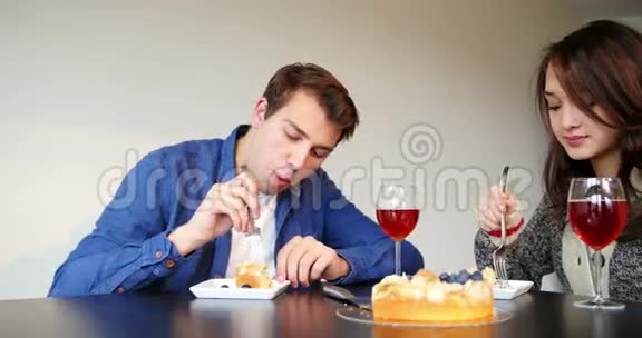 两个人在吃蛋糕的时候互动视频的预览图