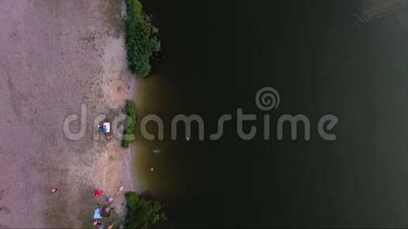 人们在湖景上放松视频的预览图