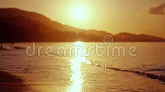 海滩上的橙色日出慢动作1920x1080视频的预览图