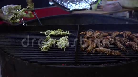 烧烤架上烤虾海鲜烧烤视频的预览图