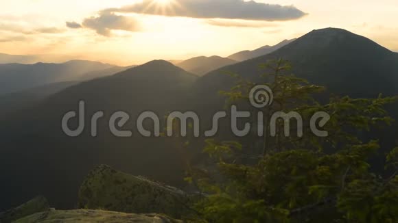 日落高山高山松风视频的预览图
