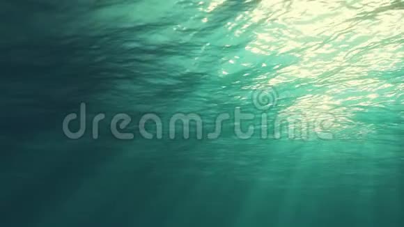 阳光从上面照射下来穿透深蓝的水形成美丽的水幕反射光线视频的预览图