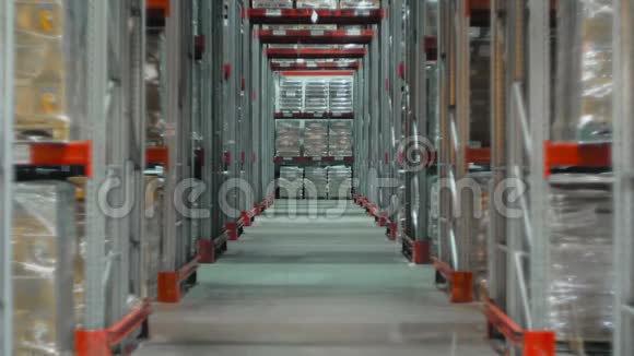 摄像机起重机放在仓库里的纸板箱的货架上视频的预览图