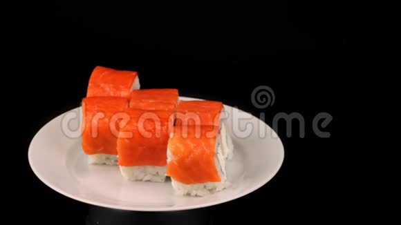 日本菜在黑色背景上旋转的盘子上滚动视频的预览图