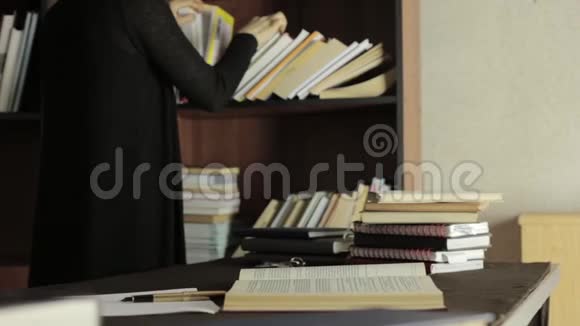 在大学学院图书馆从事图书工作的女学生疲倦的学生准备考试视频的预览图