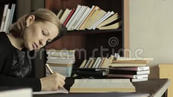 在大学学院图书馆从事图书工作的女学生疲倦的学生准备考试视频的预览图