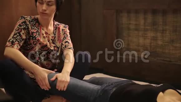 水疗沙龙泰式足部按摩为女性客户做传统泰式按摩的专业按摩师视频的预览图