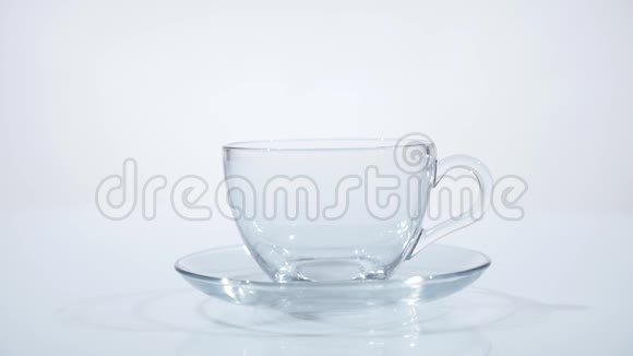 茶叶落在玻璃透明的杯子里慢动作视频的预览图