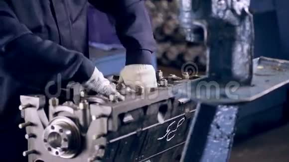 制造汽车发动机的工人视频的预览图