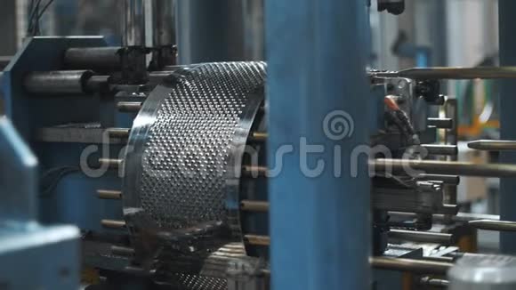 在工厂自动机器上清洗滚筒生产洗衣机视频的预览图