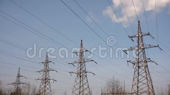高压塔输电线路在天空背景视频的预览图