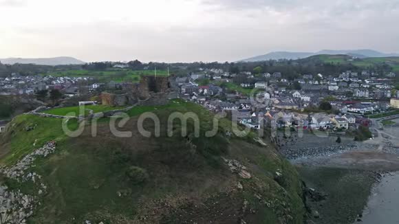 英国威尔士克里奇特城堡和海滩的鸟瞰图视频的预览图