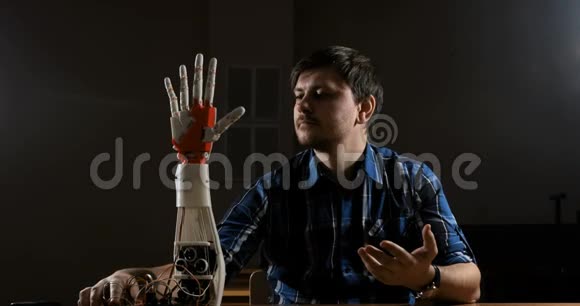 人类为机械塑料手臂创造运动控制机器人手臂机器人手臂运动3D制作的未来派视频的预览图